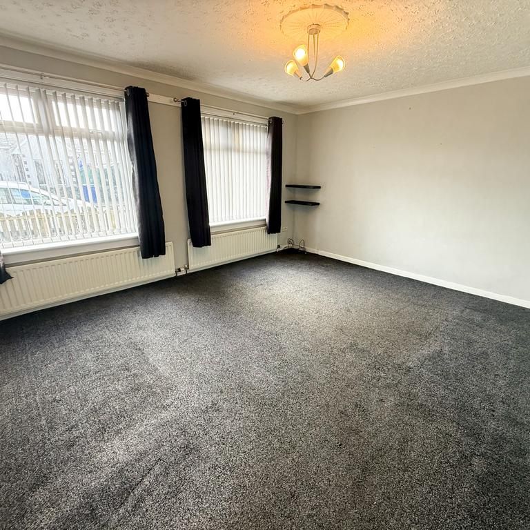 3 bedroom ground floor flat to rent - Photo 1