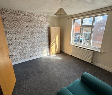 4 Bed Flat, Deacon Road, SO19 - Photo 2