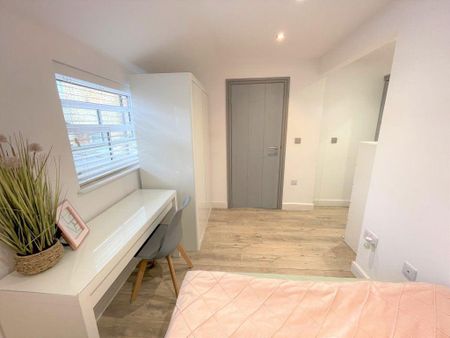 1 bedroom in a house share to rent - Photo 2