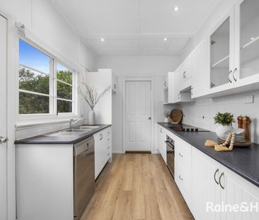 Charming Cottage Style Home! - Photo 4