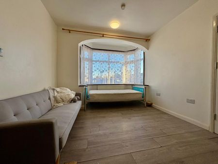 Park Avenue, London - Photo 2