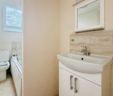 A well-presented one-bedroom flat located on Meadow Street, Avonmou... - Photo 2