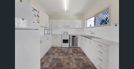 3 BEDROOM HOME, CLOSE TO EVERYTHING! - Photo 3