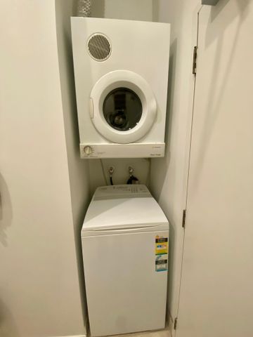 Stylish Furnished Studio in Prime Location - Photo 3