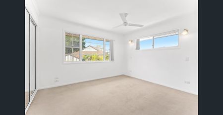 Lovely spacious townhouse with pool in complex! - Photo 5