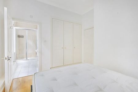 2 bedroom flat in London - Photo 3