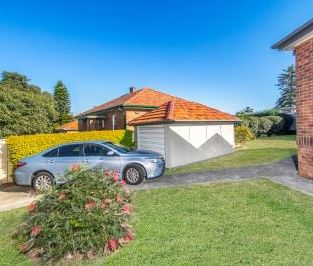 Unique House In Great Location - Photo 2