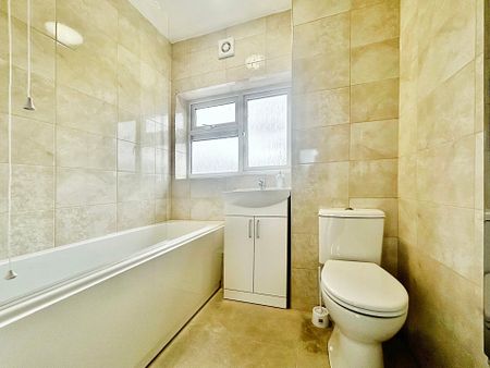 3 bed maisonette to rent in Hadrian Way, Stanwell, TW19 - Photo 5