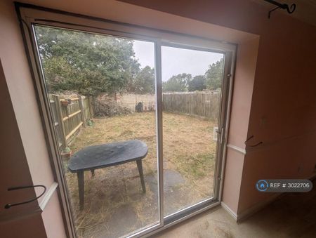 3 bedroom terraced house to rent - Photo 2