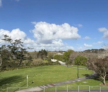 Brand new apartment with beautiful view of park - Photo 3