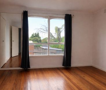 IDEALLY LOCATED HOME - 6 MONTHS LEASE - Photo 3