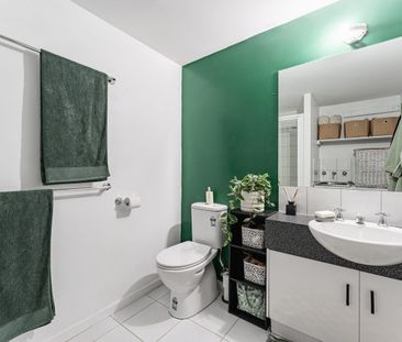 Spacious city-fringe apartment in an unbeatable location - Photo 6