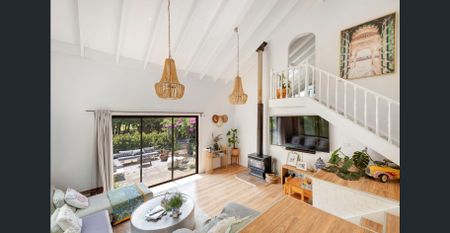 Sprawling 5-bedroom coastal family home - Photo 3