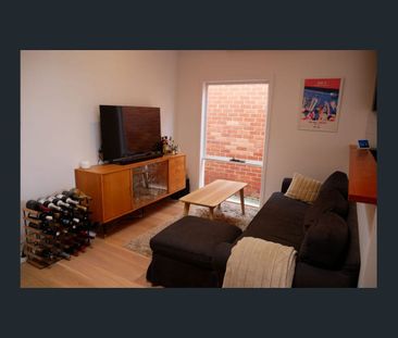 Renovated terrace in prime Richmond location! - Photo 1