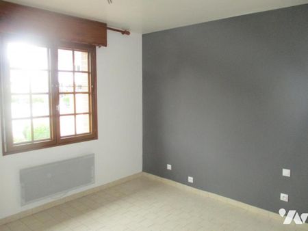 A louer maison en très bon état, entrée, salon-salle à manger, cuisine équipée, trois chambres, sdb - Photo 4