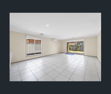4 Bedroom house in Cranbourne East! - Photo 1