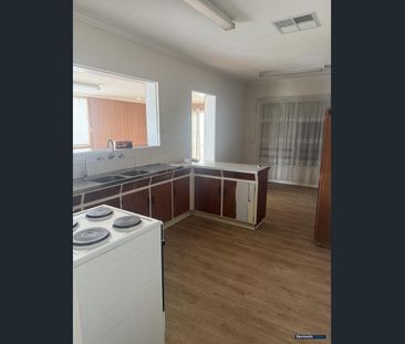 4 Bedroom Home with 2 x Workshops - Photo 6