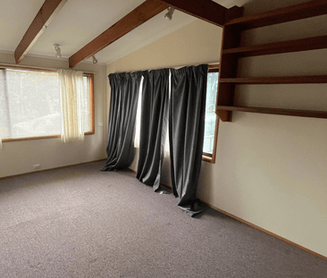 Cosy 3 Bedroom Rental with Lake Glimpses - Photo 3