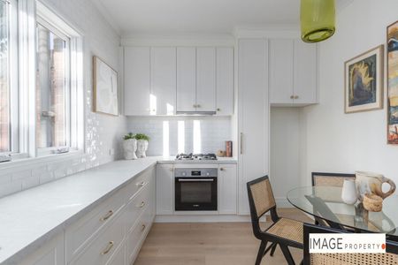 Art Deco Elegance Meets Contemporary Comfort - Photo 3