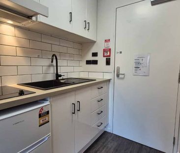 Modern City Studio – Fresh, Bright & Stylish! - Photo 1