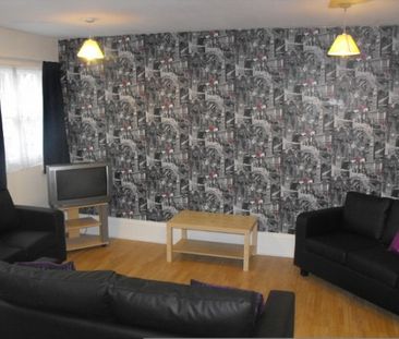 16 Bedrooms - Student House - Bradford - Photo 3