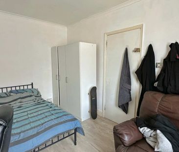 Room in a Shared House, Burgess Road, SO16 - Photo 5