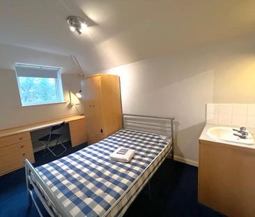 1 bedroom in a house share to rent - Photo 2