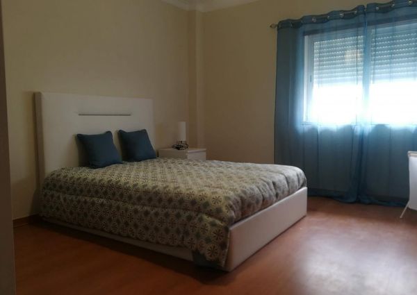 Alugo quarto Almada Caparica