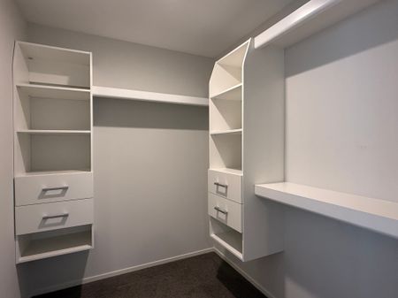 Executive Family Home - Exceptional, Stylish & Triple Living - Photo 2