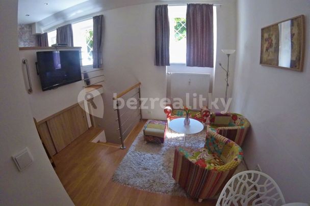 Pronájem bytu 1+kk • 40 m² bez realitkyNad Santoškou, Praha - Smíchov - Photo 1