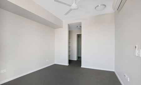 Stylish Modern Apartment in West Mackay - Photo 2