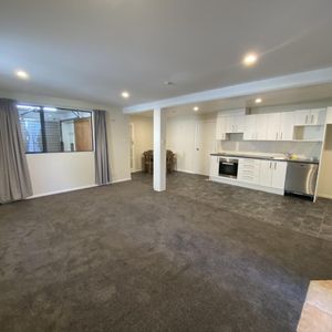 Modern One-Bedroom Flat in Stoke - Photo 2