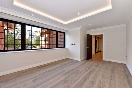 An exclusive, luxury apartment located on one of Beaconsfield's premier roads within easy reach of Beaconsfield New Town and station - Photo 3