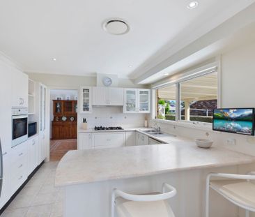 Immaculate single level brick home - Photo 2