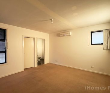 Spacious Townhouse in a Quiet Northcote Location - Photo 2