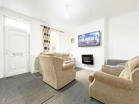 3 bedroom Terraced House to rent - Photo 2