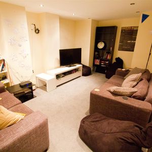 6 bedroom terraced house to rent - Photo 2