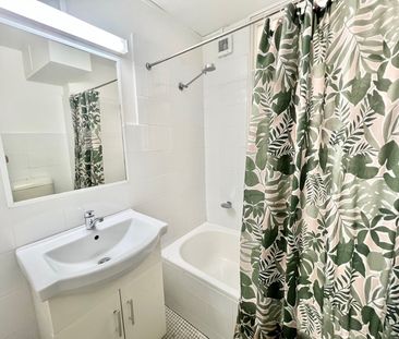 7/51 Roslyn Gardens, Elizabeth Bay NSW 2011 - Apartment For Rent | ... - Photo 3