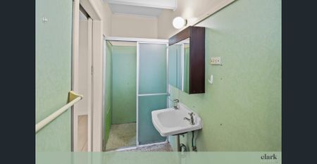 Fantastic Size One Bedroom Apartment - Central Location - Photo 2