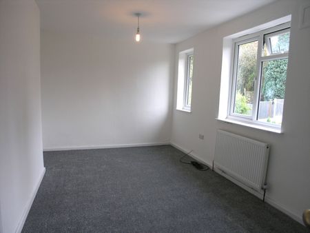 Greenfields Road, Kingswinford - Photo 2