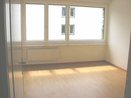 gemütliche 3-Zimmerwohnung im 1. OG mit Balkon - Photo 2