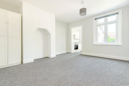 2 bedroom semi-detached house to rent - Photo 2