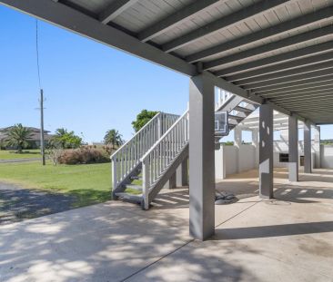 Exceptional Family Home Moments From The Beach - Photo 6