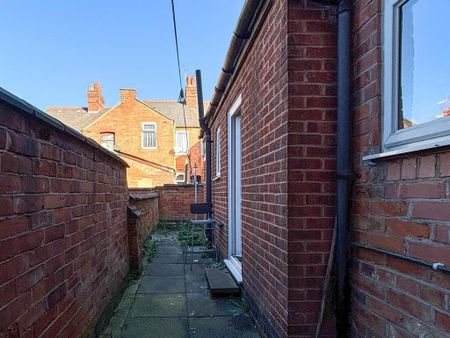 3 bedroom terraced house to rent - Photo 4