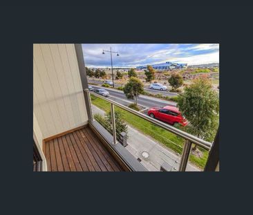 Modern Two-Bedroom Townhouse with Park Views and Prime Location - Photo 6