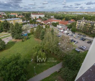 Pronájem světlého bytu 1+kk s krásným výhledem v nejvyšším patře – ulice Španielova - Fotografie 4