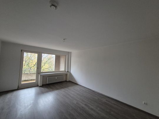 Helle Wohnung mit Balkon und modernem Badezimmer! - Foto 1