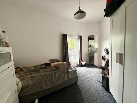 1 bedroom in a flat share to rent - Photo 2
