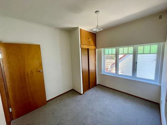 Sunny, sea views, close to city, shops & beach - Photo 1