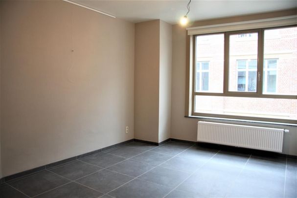 Stijlvol gerenoveerd appartement op de 1e verdieping met 3 slaapkamers in het centrum van Zottegem - Photo 1